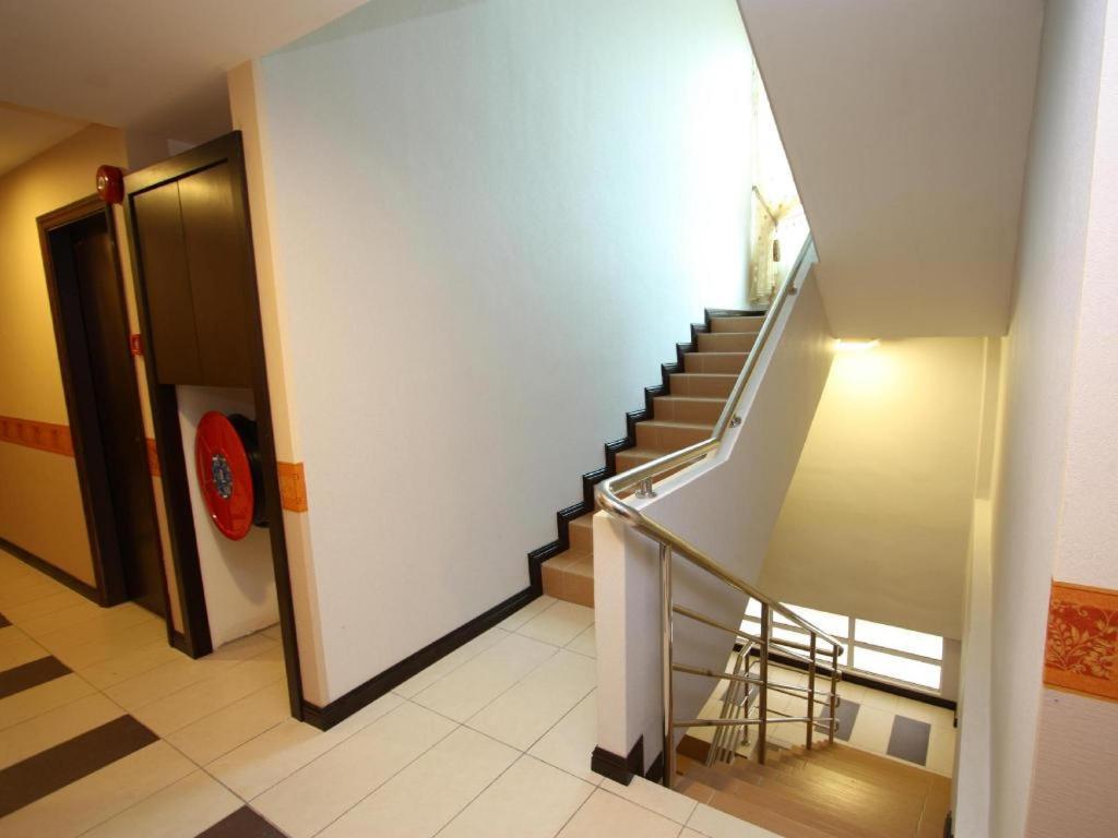 1 City Hotel Kota Kinabalu Exterior photo