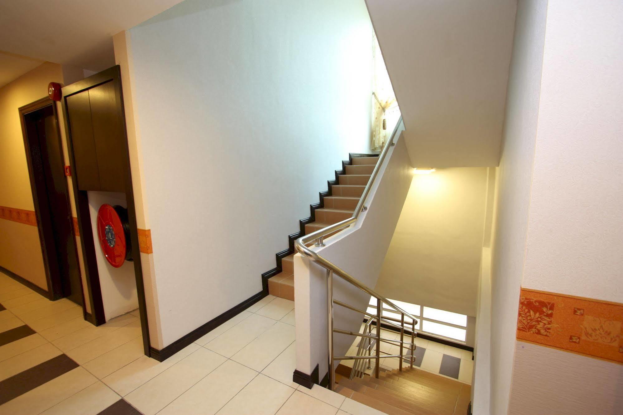 1 City Hotel Kota Kinabalu Exterior photo