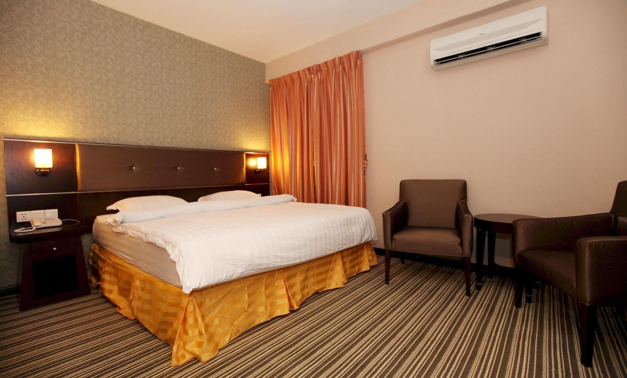 1 City Hotel Kota Kinabalu Exterior photo
